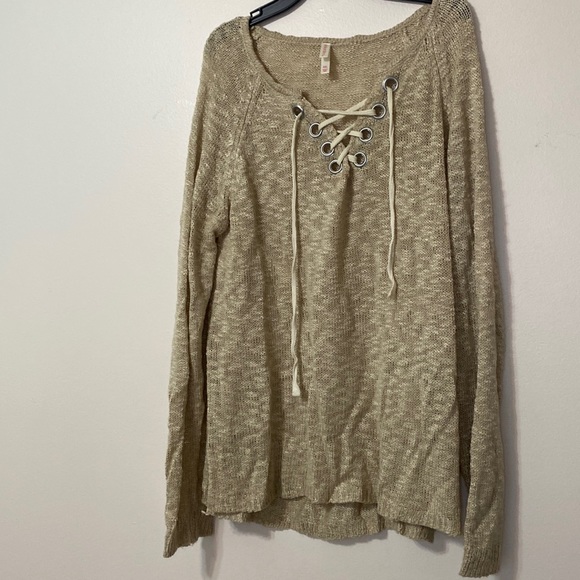 Cute Lace-Up Long Sleeve 💕 - Picture 2 of 2